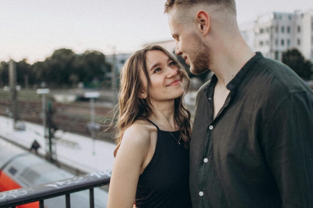 マッチングアプリを早く卒業したいなら
ずっと一緒にいればよい？
ラブラブに寄り添う男女