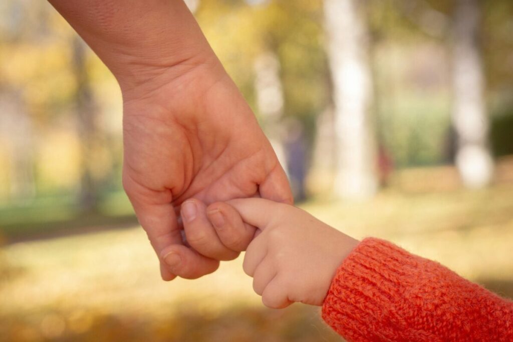 早く結婚した方がいい
相対的貧困やシンママ問題
幼児と手をつなぐ女性