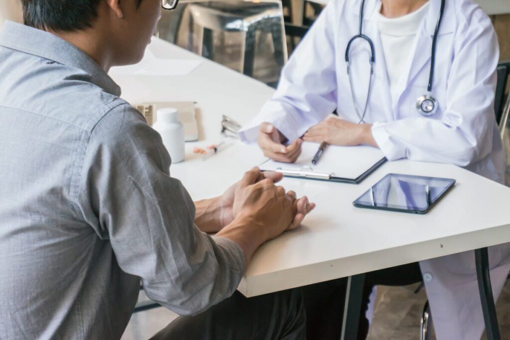 シン・オヒトリサマ
健康に対する不安
医者にかかる男性