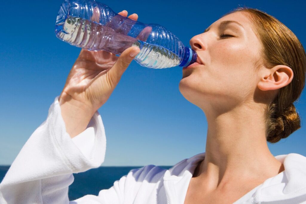 乾燥の季節です
スキンケア以外でも水分補給
水を飲む女性