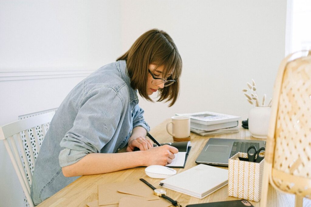 マッチングアプリにいるちょっとコワいオンナ
書き直して
何かを書く女性