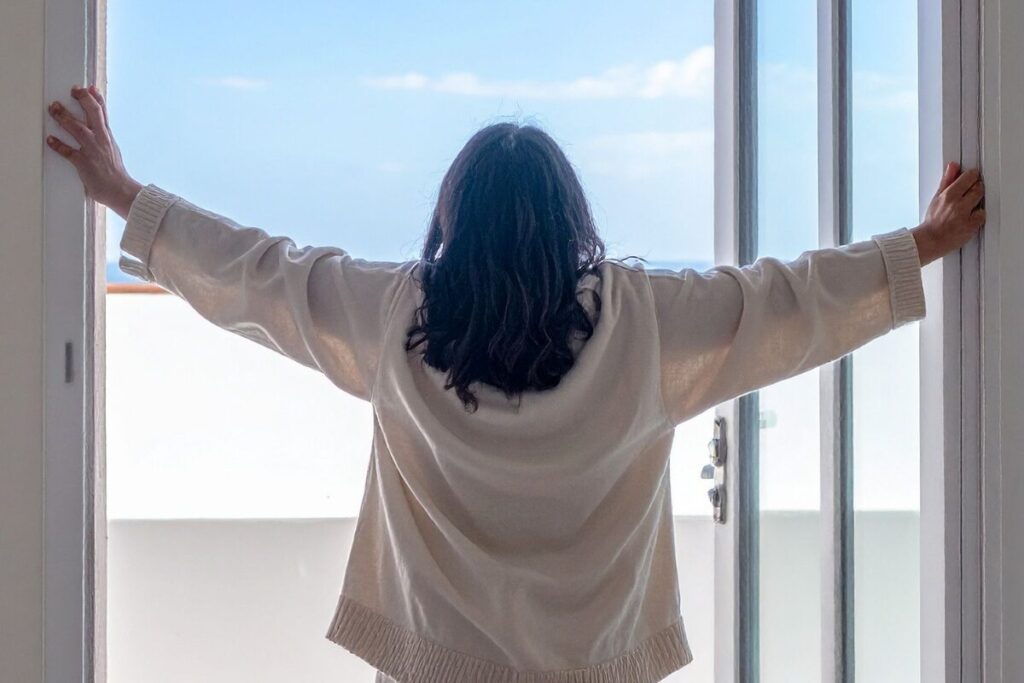 恋人がいない人は心の扉をあけるのです
扉を開けるとは
扉をあけはなつ女性