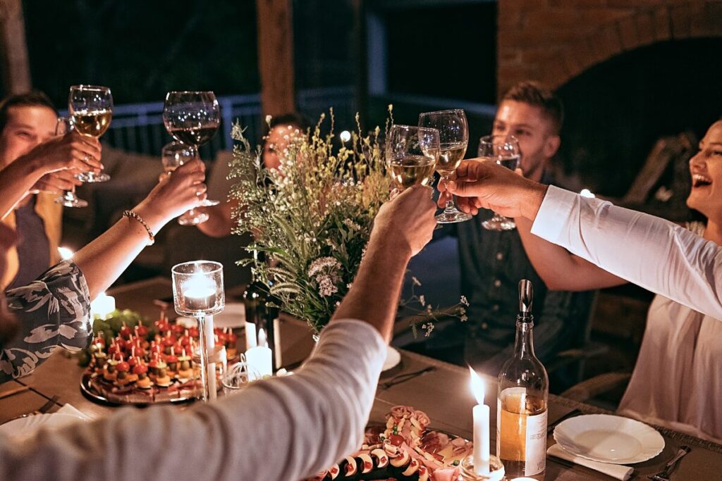 マッチングアプリで恋愛感情が湧かない理由とは？
通常の恋愛をすればいい
乾杯をする男女グループ