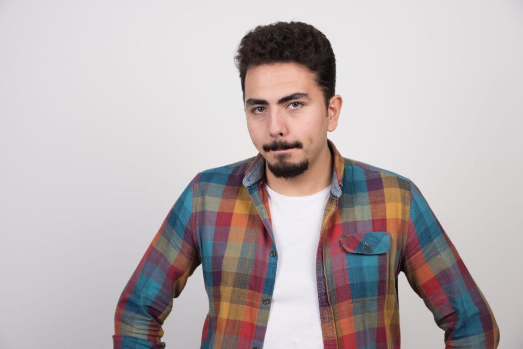 推し活女子の恋愛
推し活を許す彼氏
腰に手を当てて呆れる男性