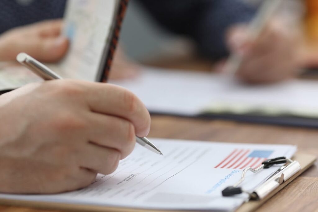 シン・オヒトリサマ
 頼りまくって生きればよい 
何かを申請する男性