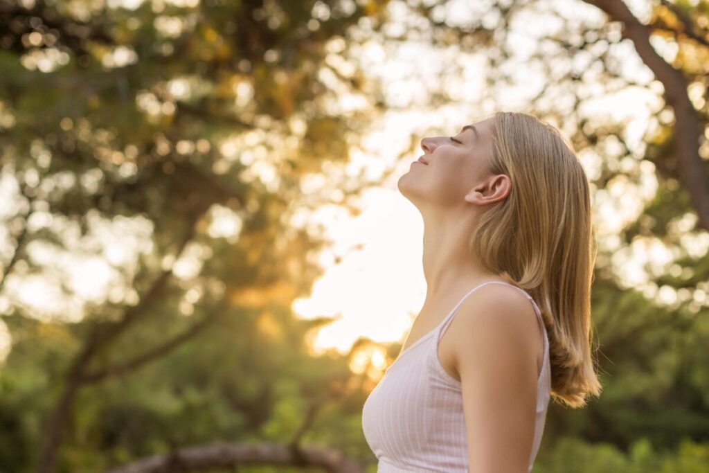 ダイエットに挑む前に
呼吸を整える
深呼吸をする女性