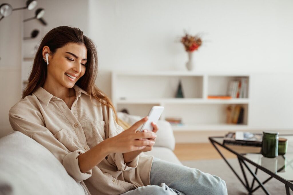 出会いが無いと嘆く前に
女は愛想です
スマホをいじる女性