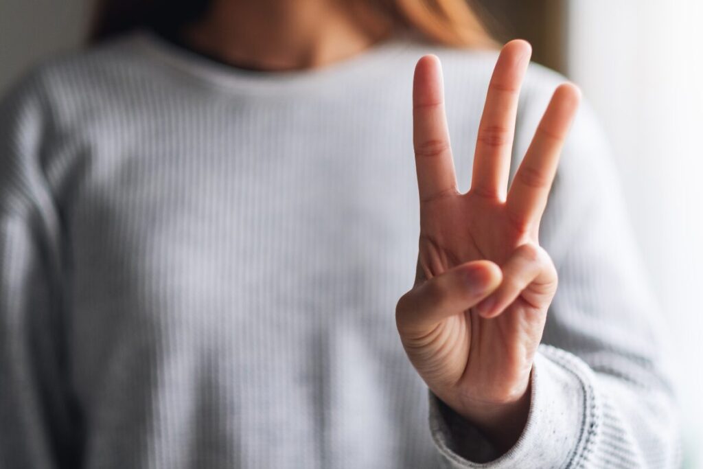 マッチングアプリを早く卒業したいなら
最低でも3回はデートしてみましょう
三回と指を出す女性