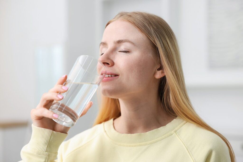 乾燥の季節です
水一択です
コップで水を飲む女性
