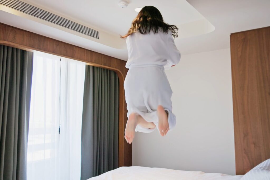 恋人がいない人は心の扉をあけるのです
余裕を生み出す
ベッドから飛び起きる女性