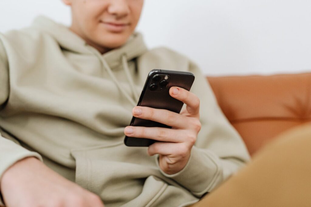 浮気の現実と予防
スマホの開示レベル
スマホを見る男性