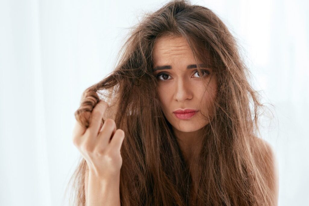 ツヤツヤ～、サラサラ～
髪の毛の長さ
パサパサな毛先を持て余す女性