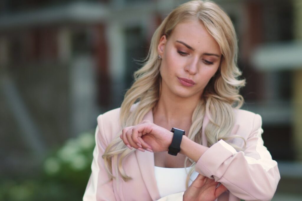 マッチングアプリで恋愛感情が湧かない理由とは？
時間がないのよ！
時計を見てイライラする女性