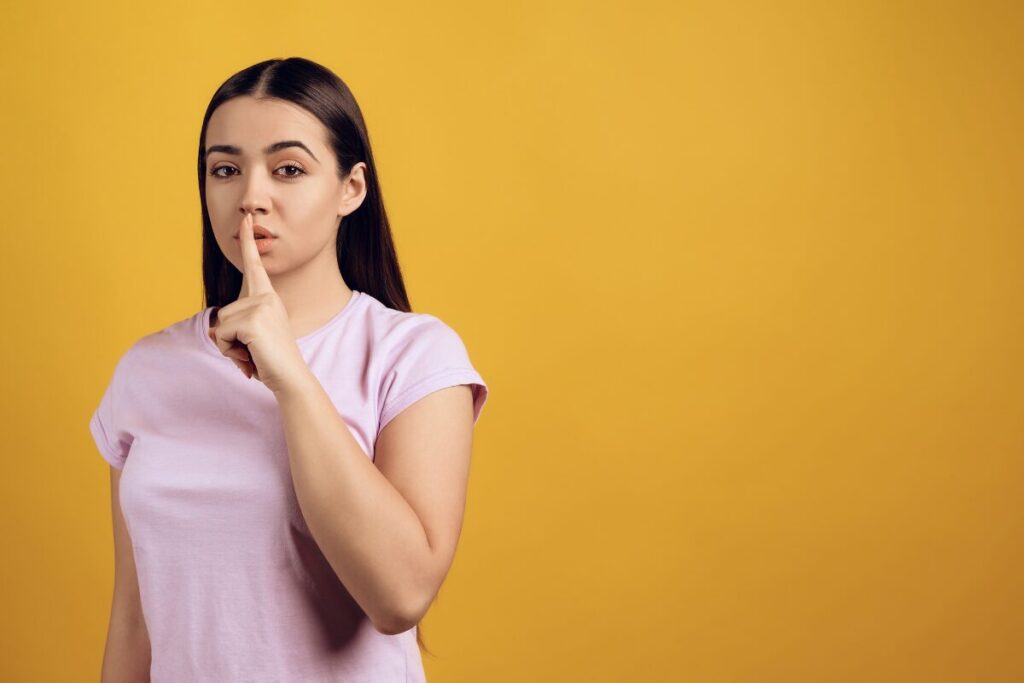 推し活女子の恋愛
それでもやめませんから！
人差し指でしーっとする女性