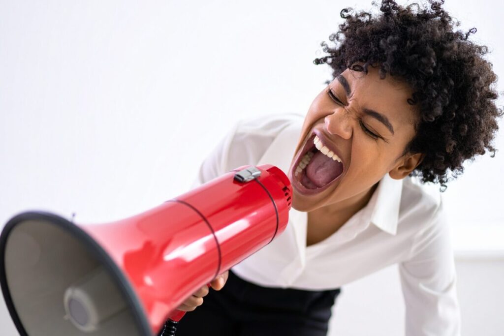 早く結婚した方がいい
離婚は失敗じゃない
ネガホンで叫ぶ女性