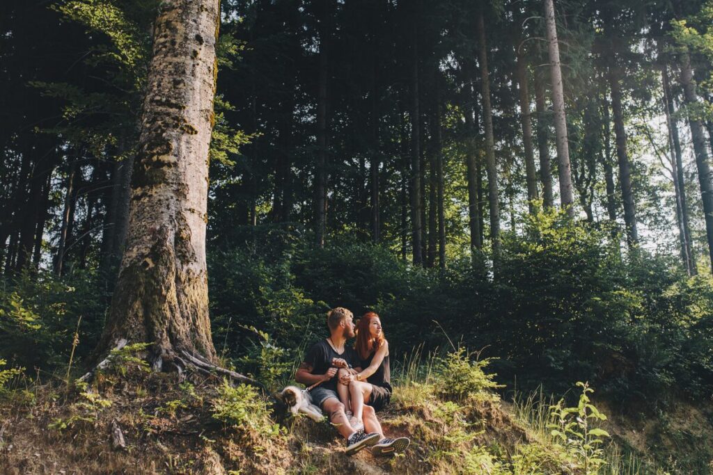 いつまでも若く美しくいるために
出来る限り自然の状態に
森の中にいる人