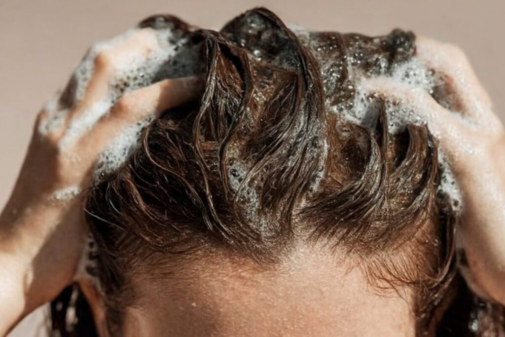 ツヤツヤ～、サラサラ～
髪の毛の洗い方
髪を洗う女性