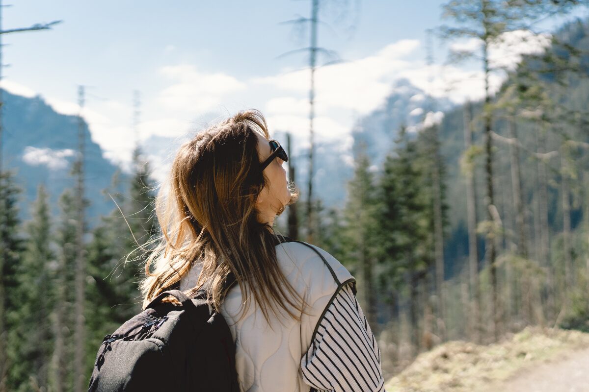 オヒトリサマ、故郷へ帰る。 大学時代に地方から出てきて早数年。故郷に残った同級生はすでにママ。都会で忙しくイケてるシングルライフを満喫するあなたも、ゆるやかに時代が流れる郷里を思うとふと湧き上がる焦燥感。オヒトリサマのあなたが捨てたはずのローカルライフにこそチャンスがあるかも知れないという話。
