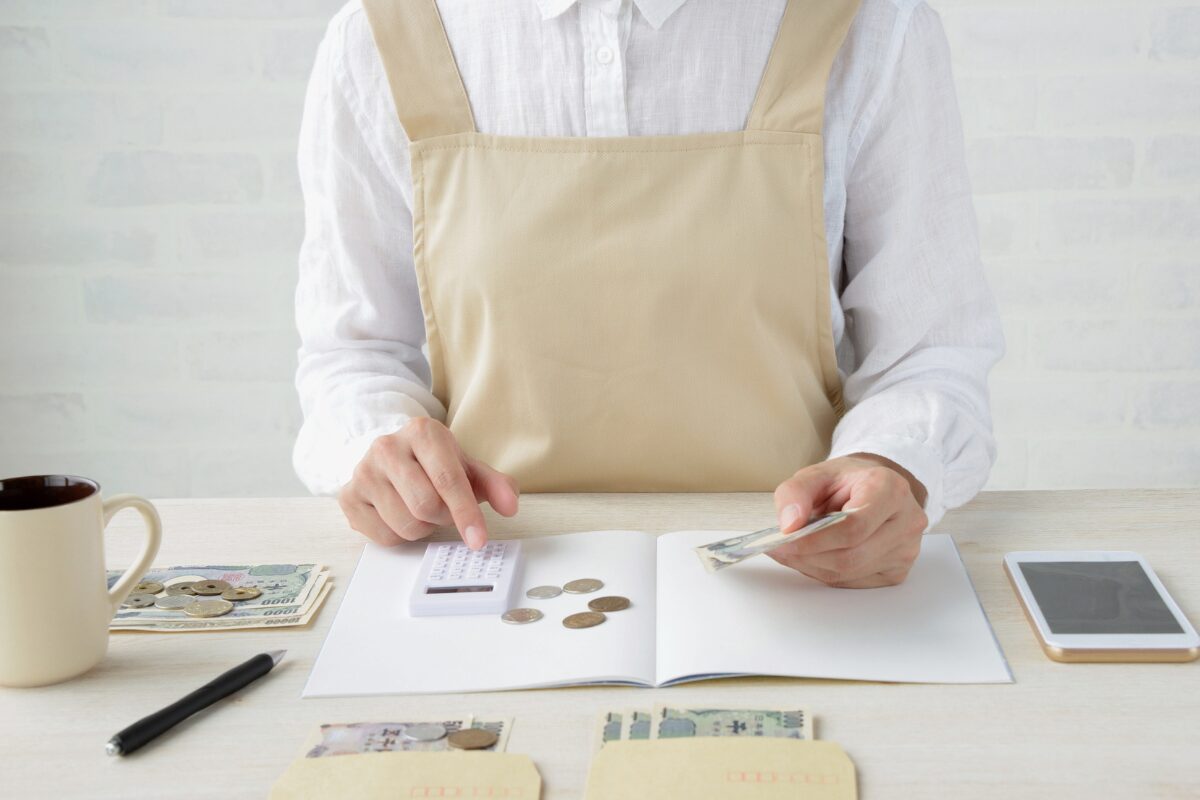 節約術とは？ 相対性貧困や格差社会という言葉に不安は募る一方です。先行き見えない将来に備えて普段から節約を心掛けているのにあなたの不安を解消できるほどお金は貯まりません。今回は節約術について考えてみました。