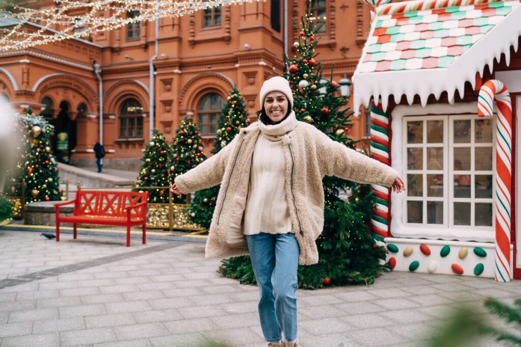 略奪女子のクリスマス
12月はいつでもクリスマス
クリスマスツリーの前で手を広げる女性