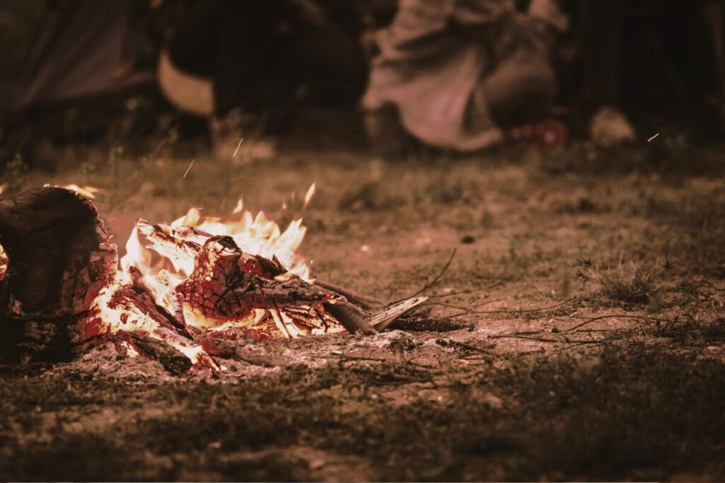 冬と言えば鍋！美しくなる鍋パーティー
人類の友
焚火を囲む人々