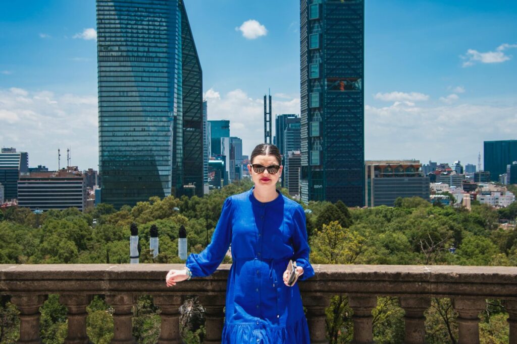 ブルー、ブルー、うるさいよっ！
ブルーって何？
青い服の女性