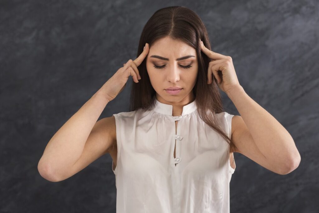 一年を振り返ることは良い事です
何で短く感じるの？
頭をおさえ考える女性