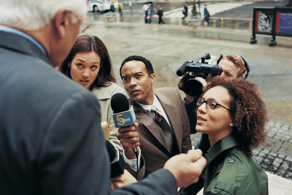 HSP敏感すぎる心を持つ人の特徴
何故取り沙汰されるのか
記者たち