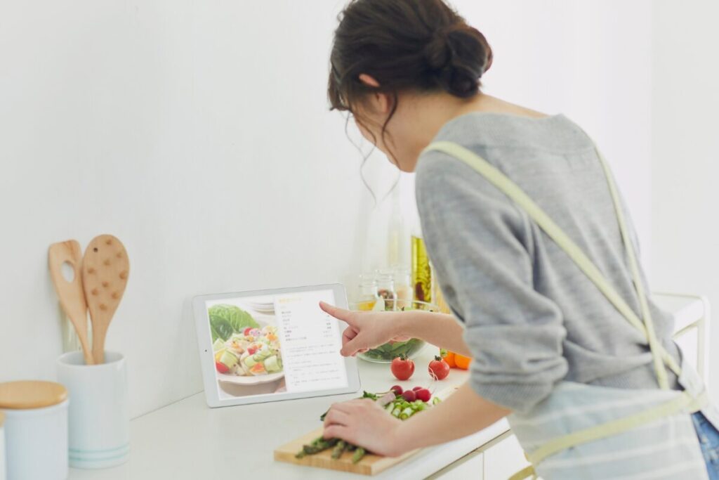 一年を振り返ることは良い事です
新しいこと
タブレットを見て料理する女性