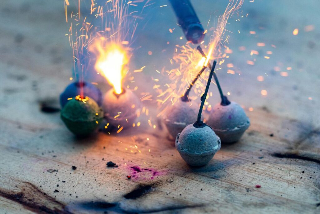 略奪女子のクリスマス
時限爆弾をセット
引火中の爆弾