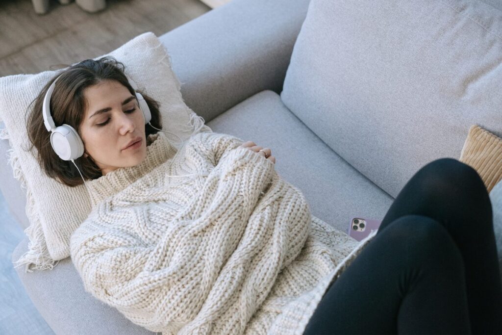 オヒトリサマ、故郷へ帰る。
帰省したらやるべきこと
家でゴロゴロする女性