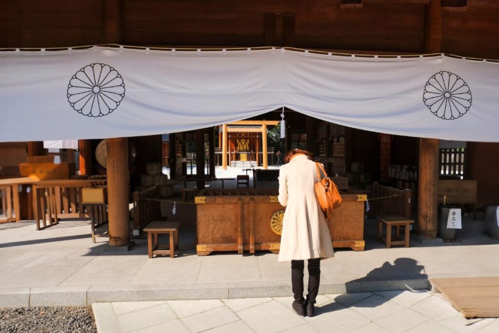 縁結びの神様に会いに行こう
お参りすること
お参りする女性