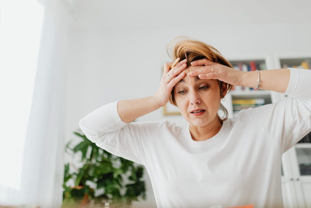 HSP敏感すぎる心を持つ人の特徴
精神障害の難しさ
頭を抱える女性