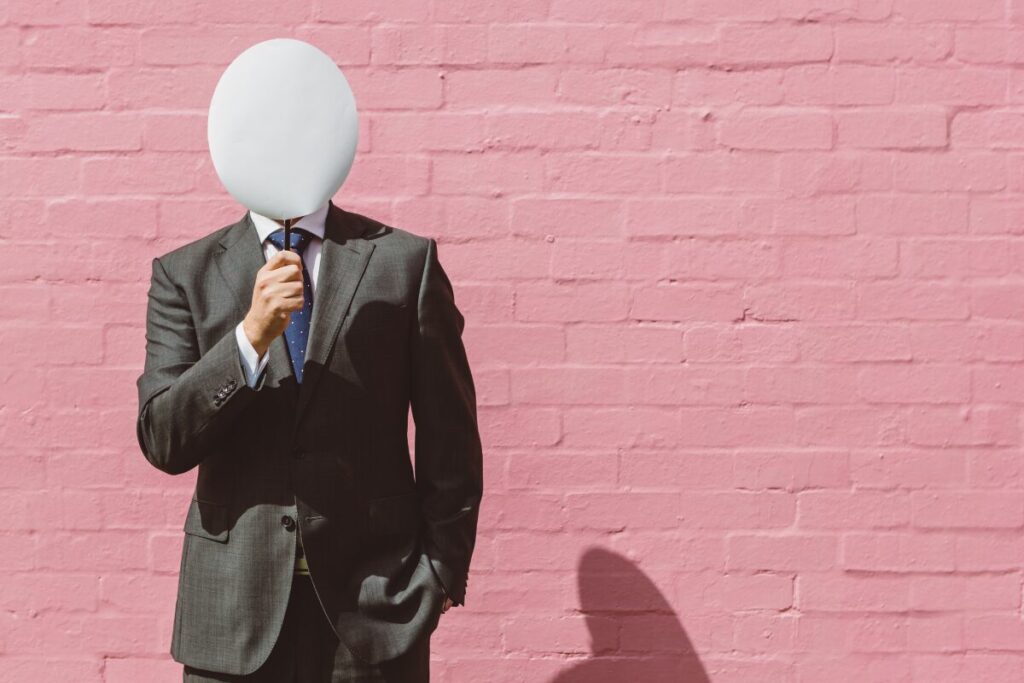 本当に危険！付き合ってはいけない男たち
露呈しにくい本性
顔を隠す男性