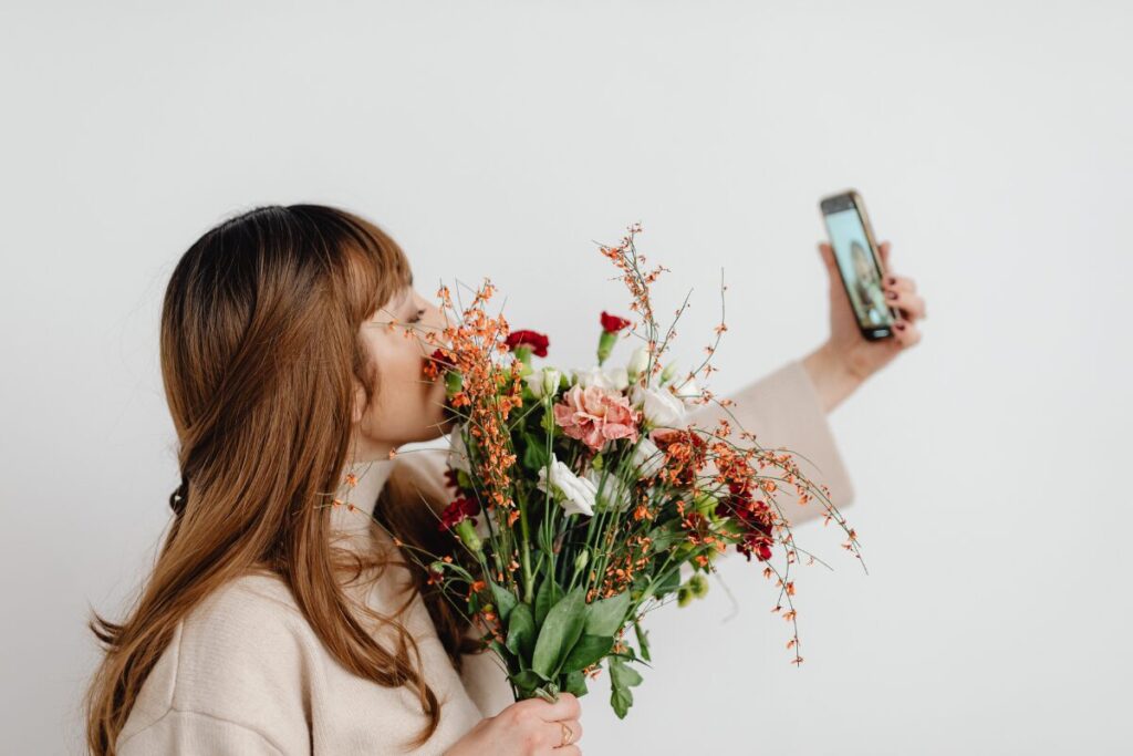 略奪女子のクリスマス
メッセージ爆弾
スマホを見る女性