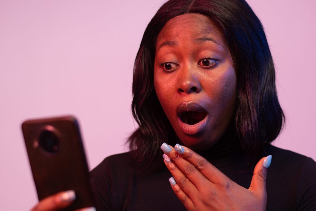 オヒトリサマ、故郷へ帰る。
超優秀なマッチングアプリ
スマホをみて驚く女性