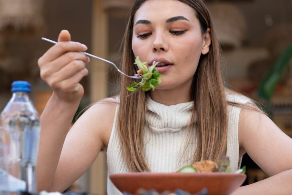 1年で何キロ痩せますか？
7～9月
食事する女性
