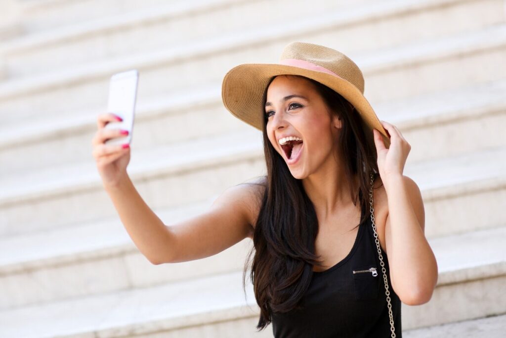 今年こそ結婚します！
活動準備
スマホで自撮りする女性