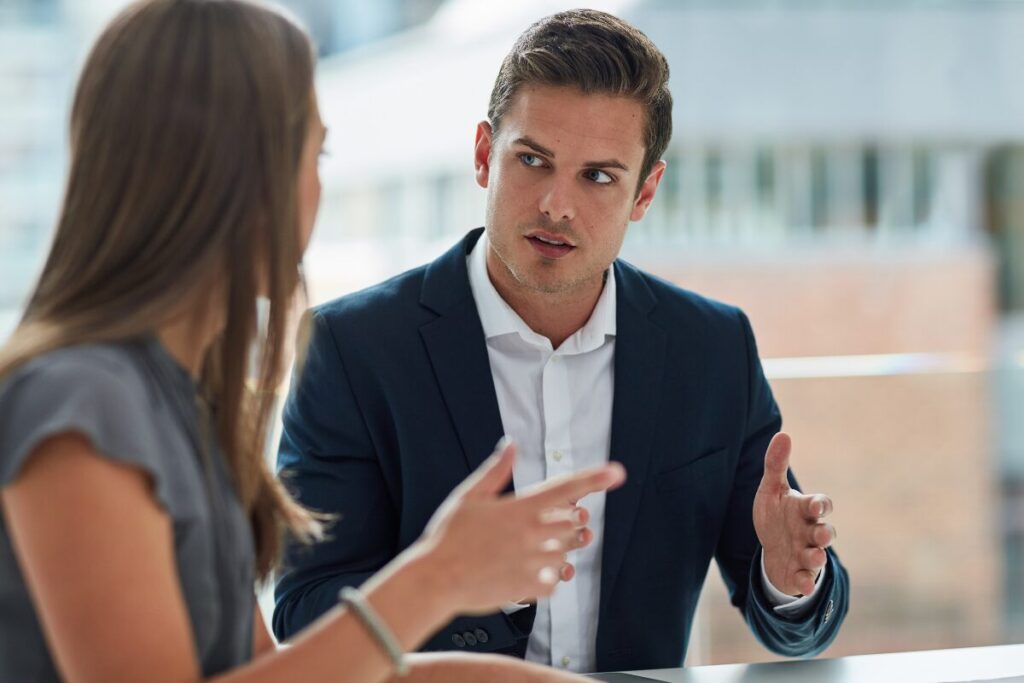 ブルー、ブルー、うるさいよっ！
打ち明ける
真剣に相談に乗る男性