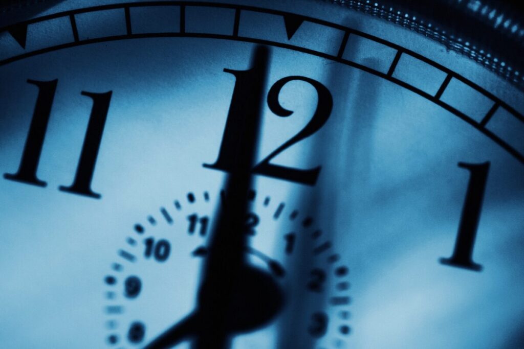 略奪女子のクリスマス
午前0時のメッセージ
0時を指す時計