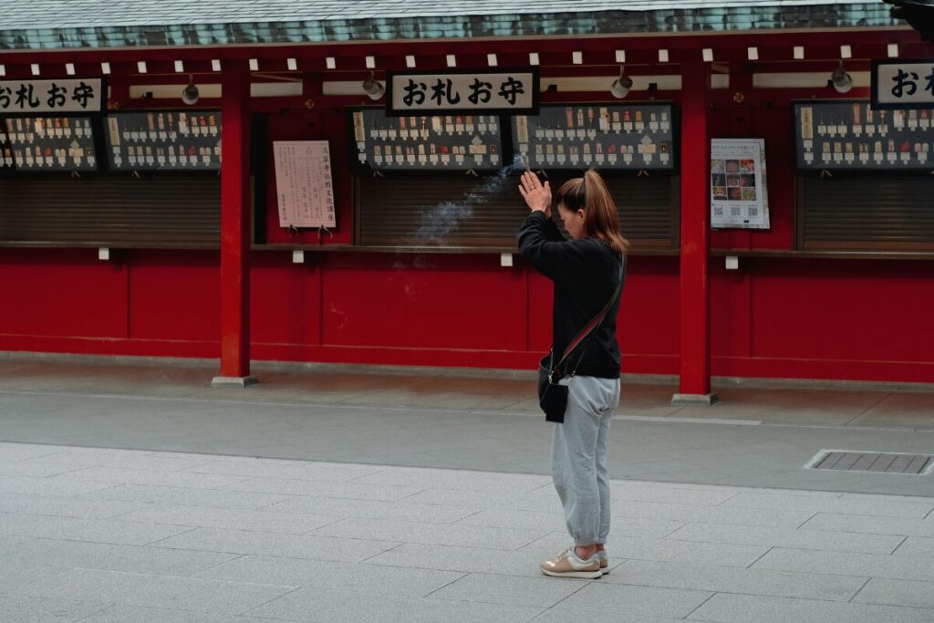 縁結びの神様に会いに行こう
普段からお参りしておこう
ひとつよろしくという女性