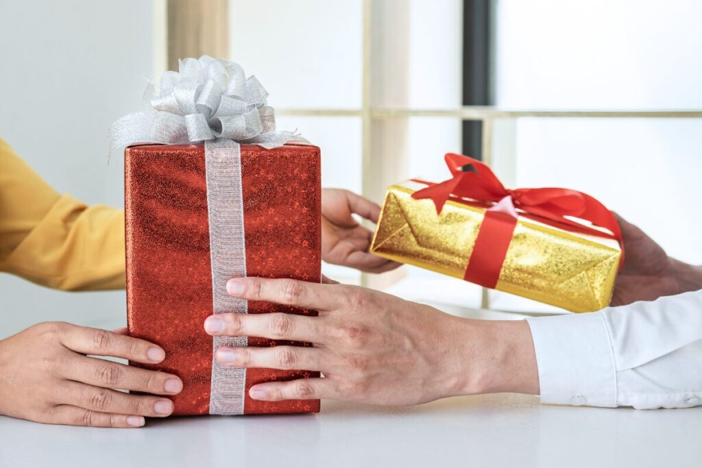 夫婦で過ごすクリスマスイブ
プレゼント
プレゼント交換をする夫婦