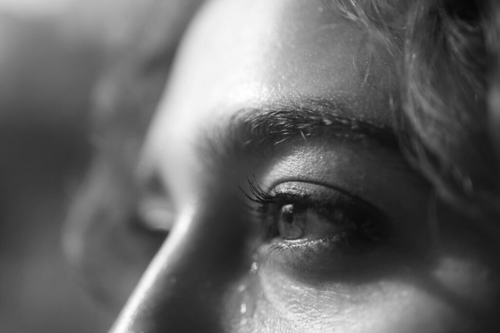 一年を振り返ることは良い事です
感動すること
涙を流す女性