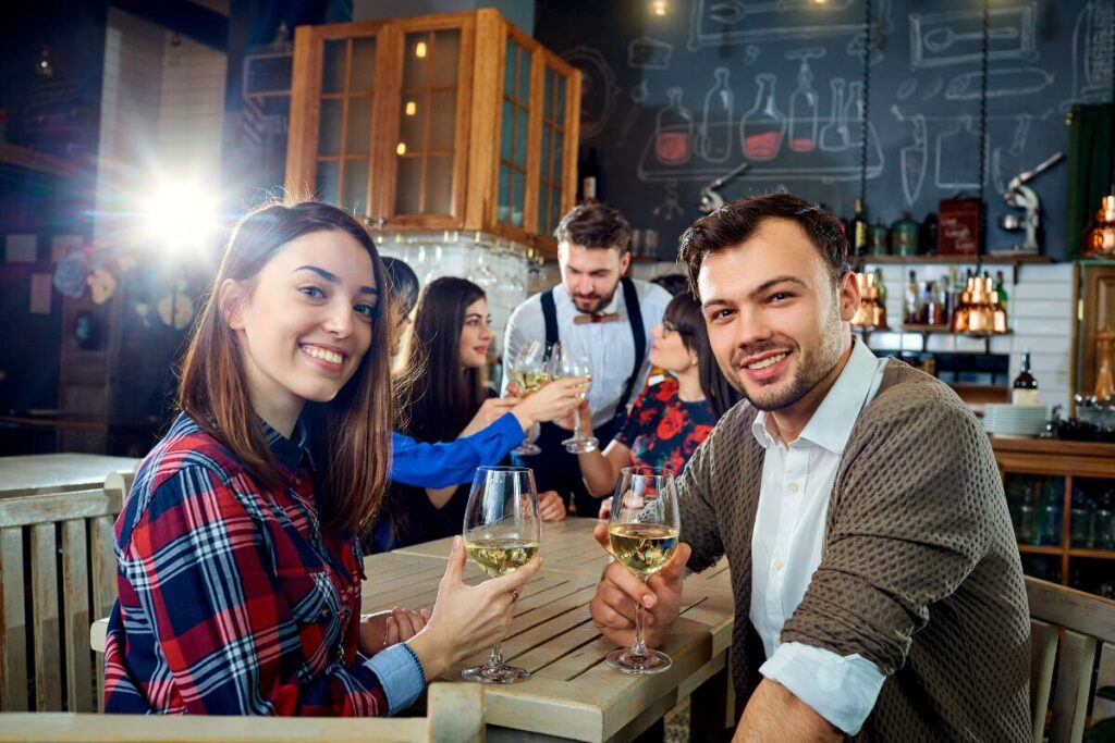 オヒトリサマ、故郷へ帰る。
意外と気が合う二人
居酒屋で談笑する男女