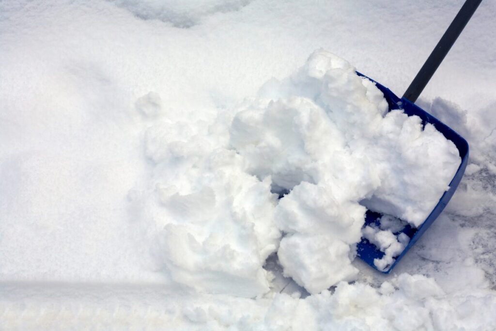 節約術とは？
大きい金額から削減する
シャベルで雪かきをする
