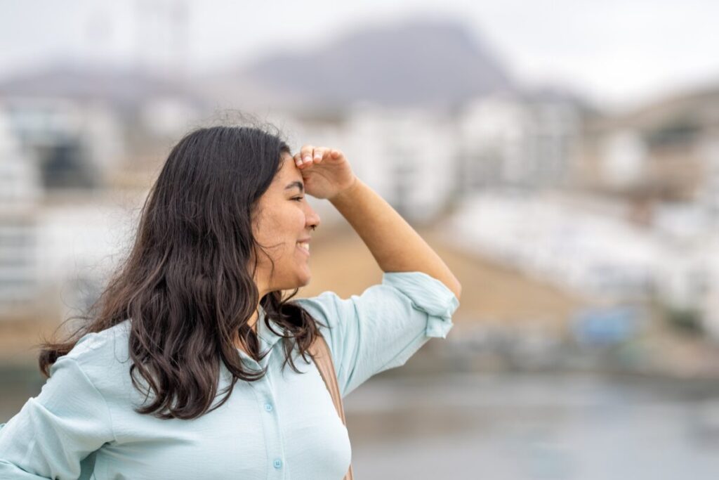 あなたが見習うべき美しい女性
凝視しない目線
遠くを見る女性
