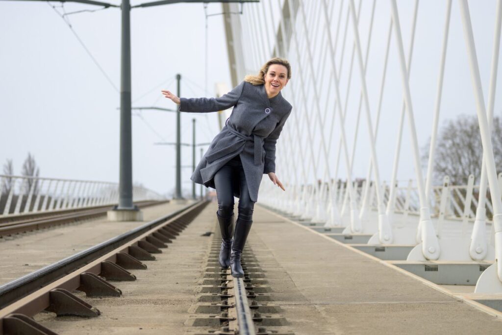 節約術とは？
収入とのバランス
バランスをとる女性