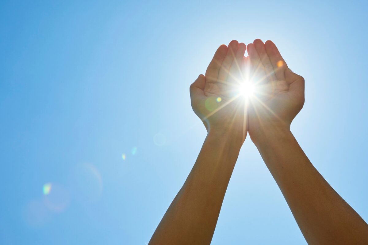 冬の紫外線はあなどれない 夏はどれだけ汗だくだくになりつつも、帽子にサングラス、アームガードに手袋、日焼け止めをこれでもかと塗りたくっていたあなたも、何故か冬になるとおざなりになる紫外線対策。実は冬こそ対策が大事なのです。