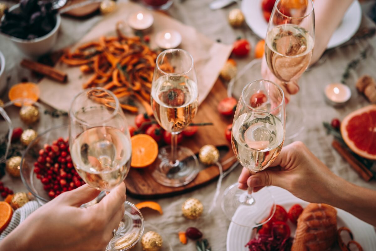 夫婦でホームパーティー 独身時代の週末は友人を自宅に誘って鍋やらたこ焼きやらでパーティー三昧だったあなたも結婚するとその機会は減っていきます。たまには独身時代を思い出して旦那さんとホームパーティーはいかがですか？