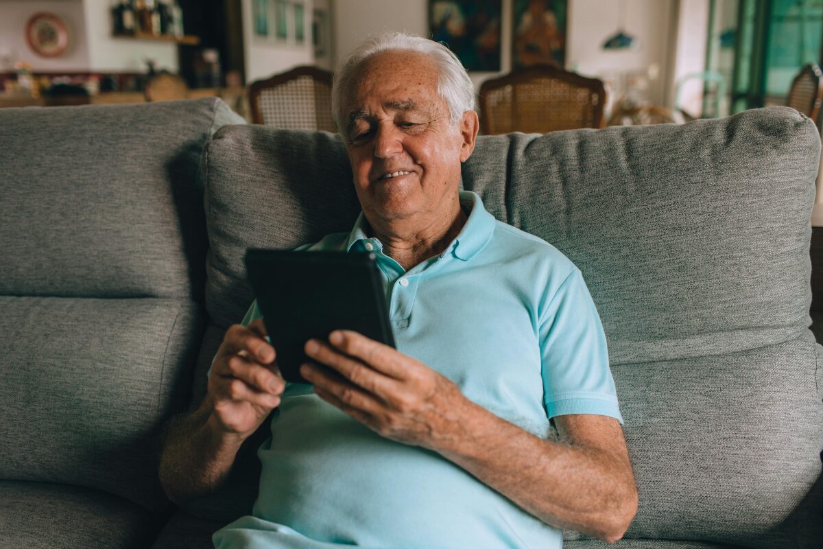 老人は好きなことして生きていく？ ひと昔前、YouTubeが世の中を席巻した時のキャッチフレーズは好きなことして生きていくでした。誰もが憧れるその世界観。今の世の中はどうですか？あなたは今好きなことして生きていますか？